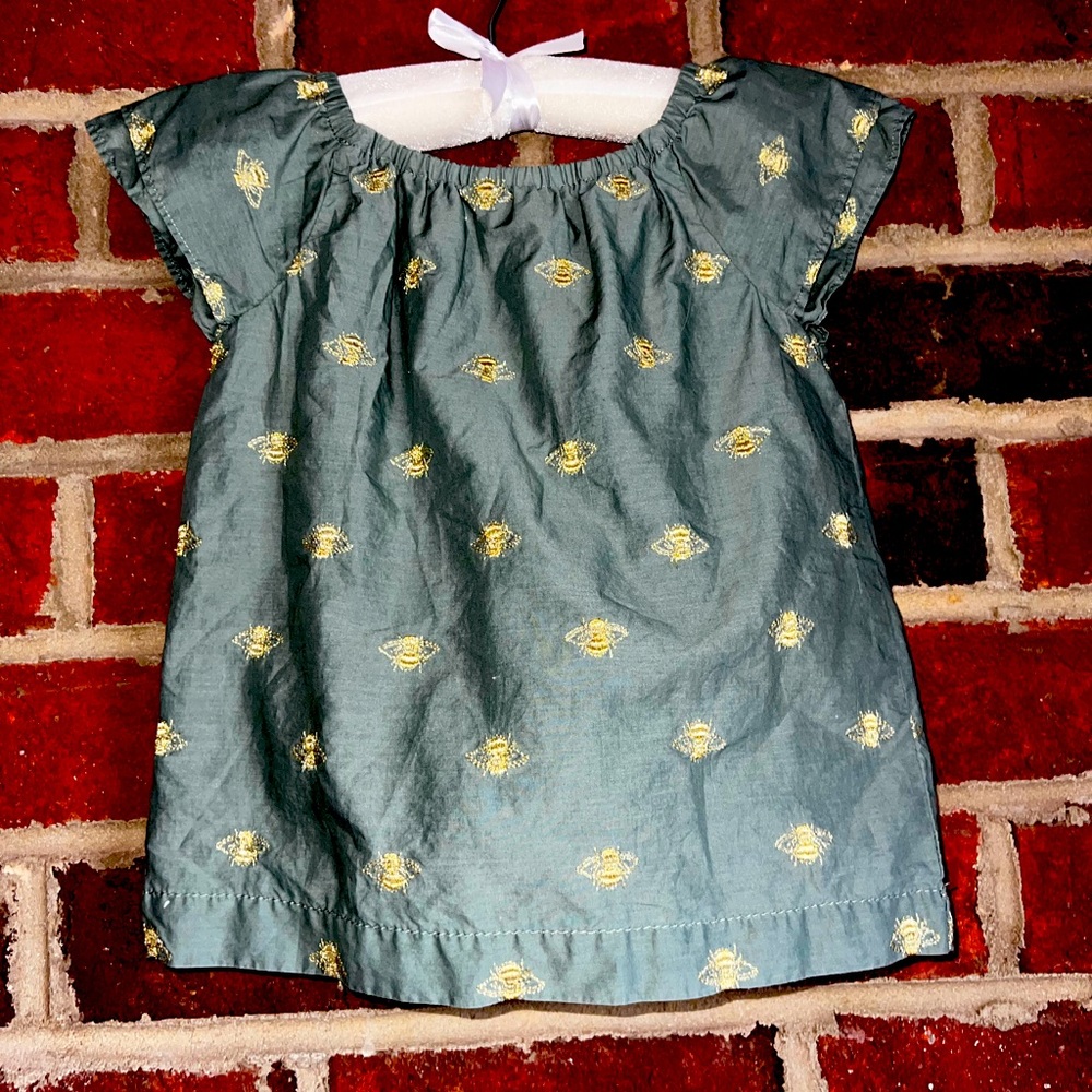 Beautiful sage green blouse with gold embroidered 🐝 bees size 3T